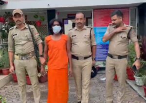 सपेरा रामनाथ को गिरफ्तार करती पुलिस